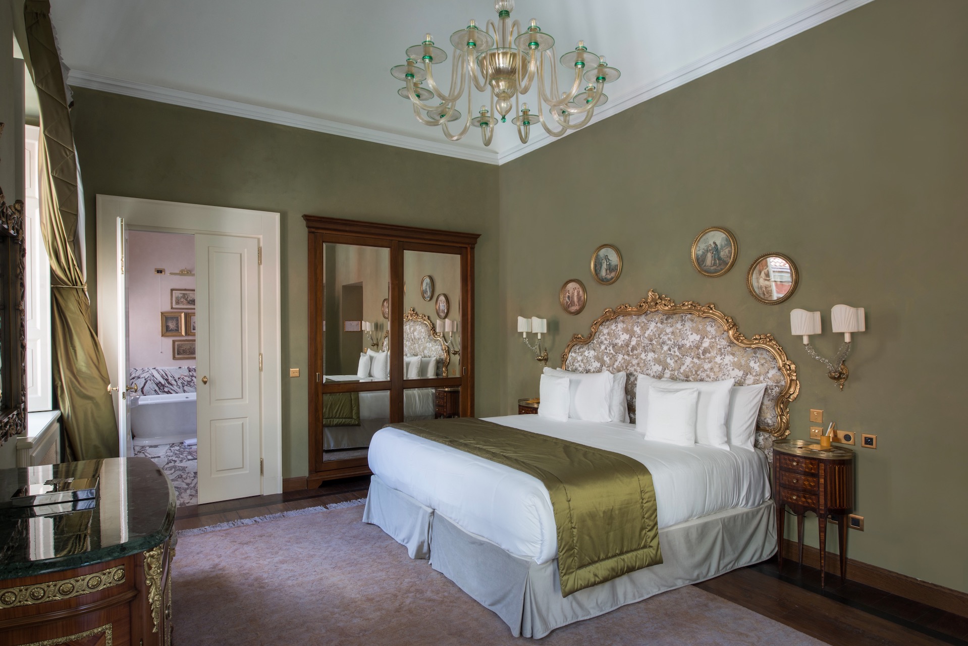 Room in the Villa Passalacqua Hotel