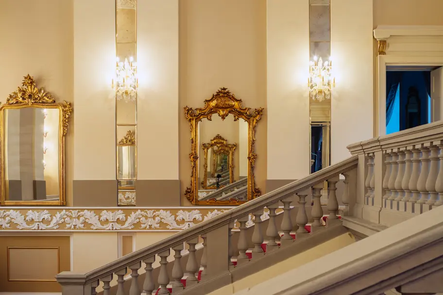 Passalacqua Luxury Hotel Lake Como 00 Main Staircase Lights 1