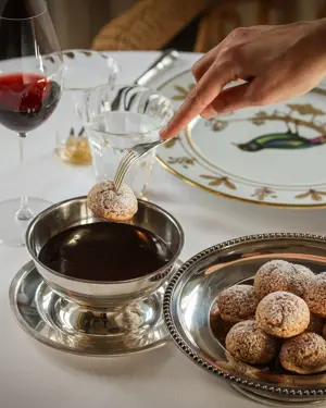 Profiteroles, Bignè Craqueline, Chantilly All’Italiana E Glassa Al Cioccolato © Azzurra Primavera